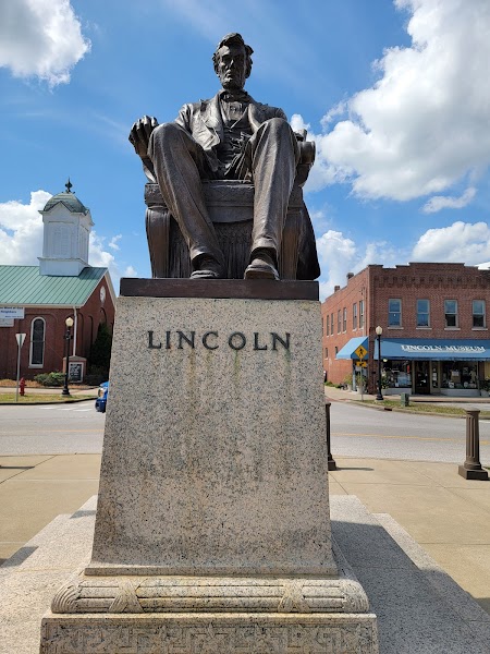 Hodgenville Town Square — Lincoln Statue